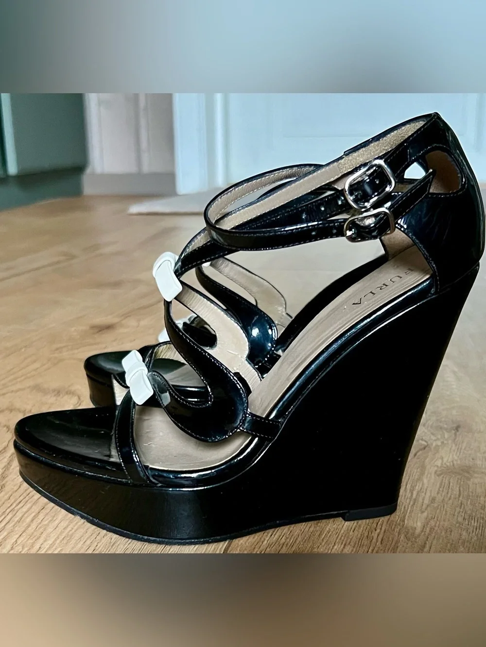 Furla Vero Cuoio Patent Leather Wedge/Platform Bow Sandals